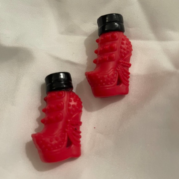Monster High Red boots with Black Trim (Pre-owned) - Picture 2 of 3
